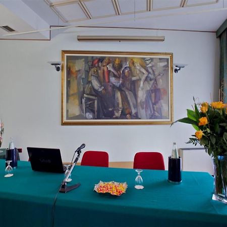 Hotel Leonardo Da Vinci Сассари Экстерьер фото