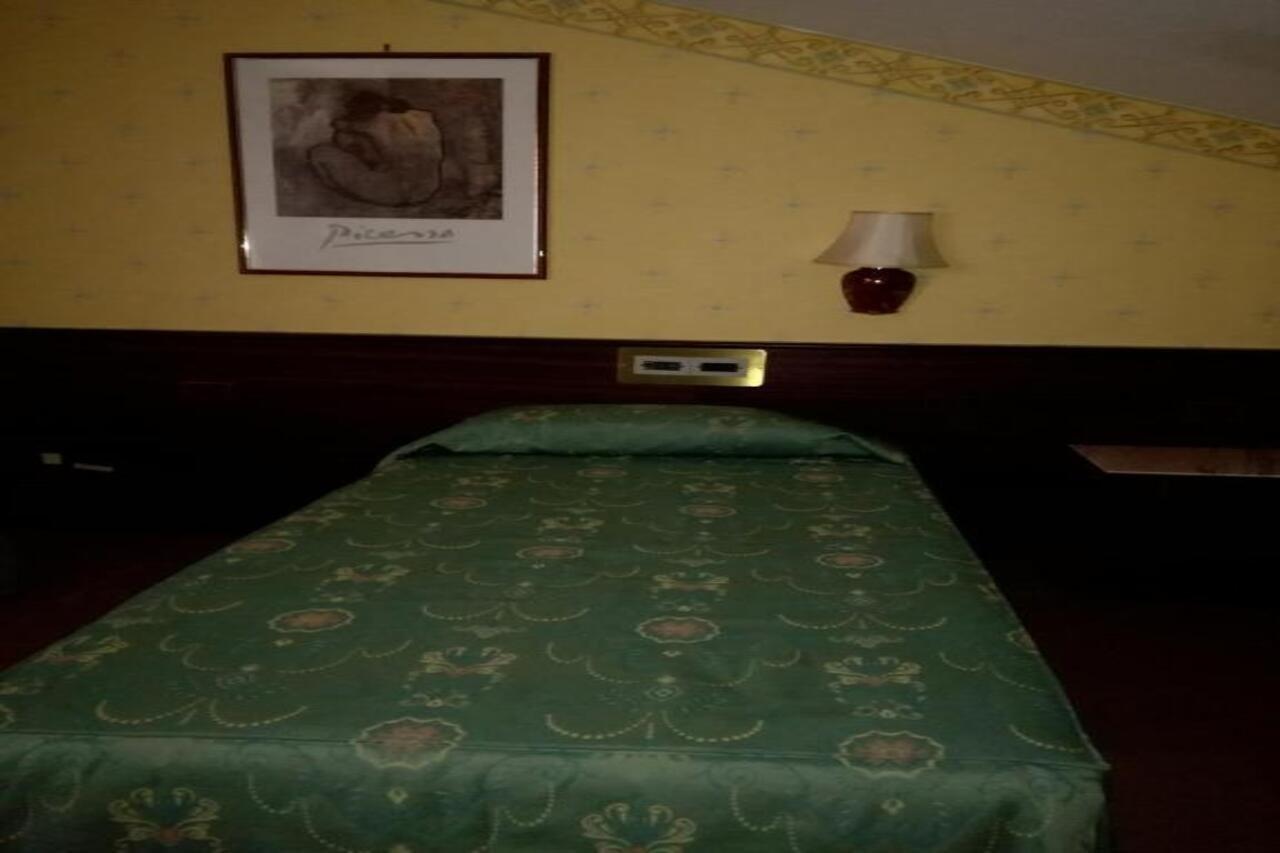 Hotel Leonardo Da Vinci Сассари Экстерьер фото