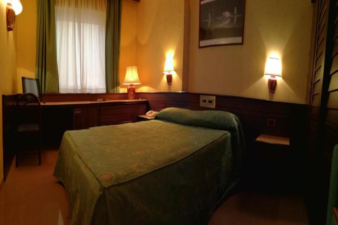 Hotel Leonardo Da Vinci Сассари Экстерьер фото