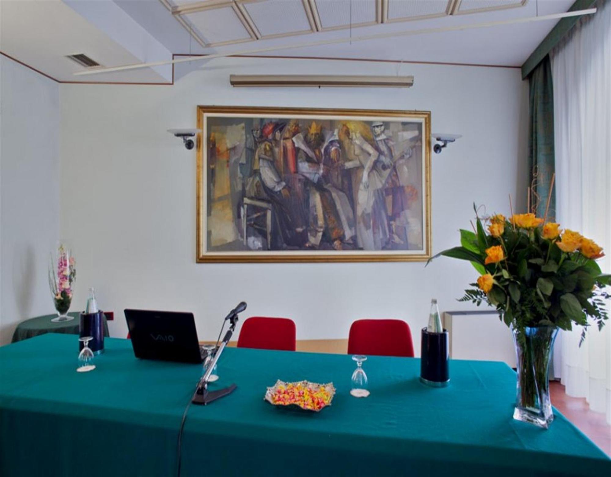 Hotel Leonardo Da Vinci Сассари Экстерьер фото