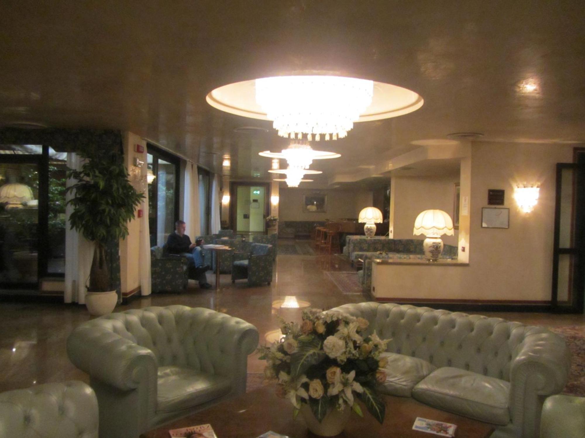 Hotel Leonardo Da Vinci Сассари Экстерьер фото