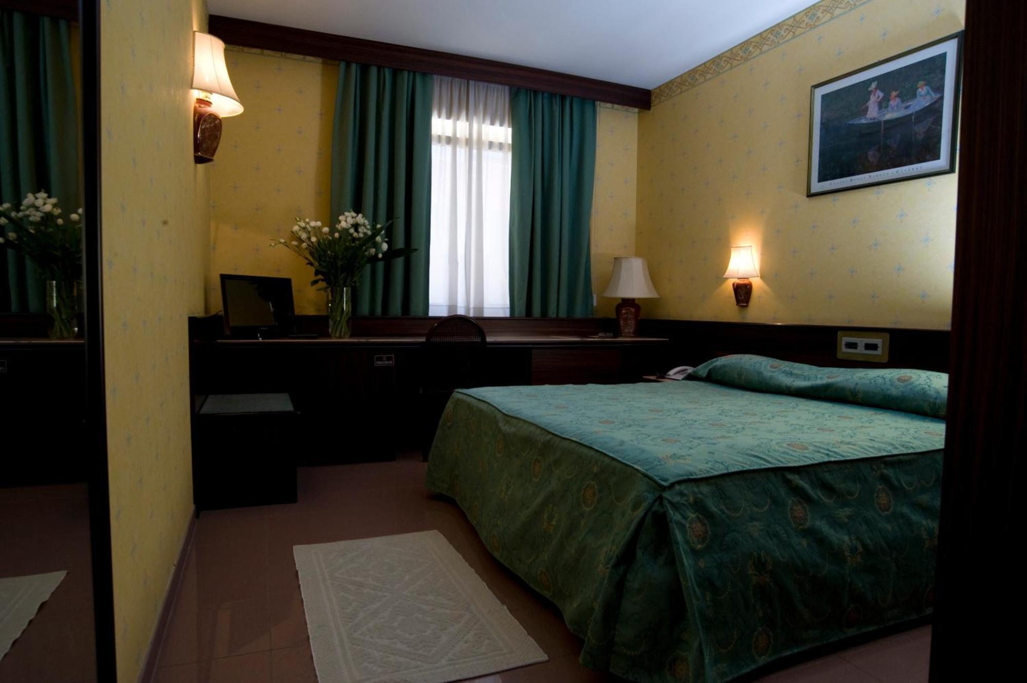 Hotel Leonardo Da Vinci Сассари Экстерьер фото