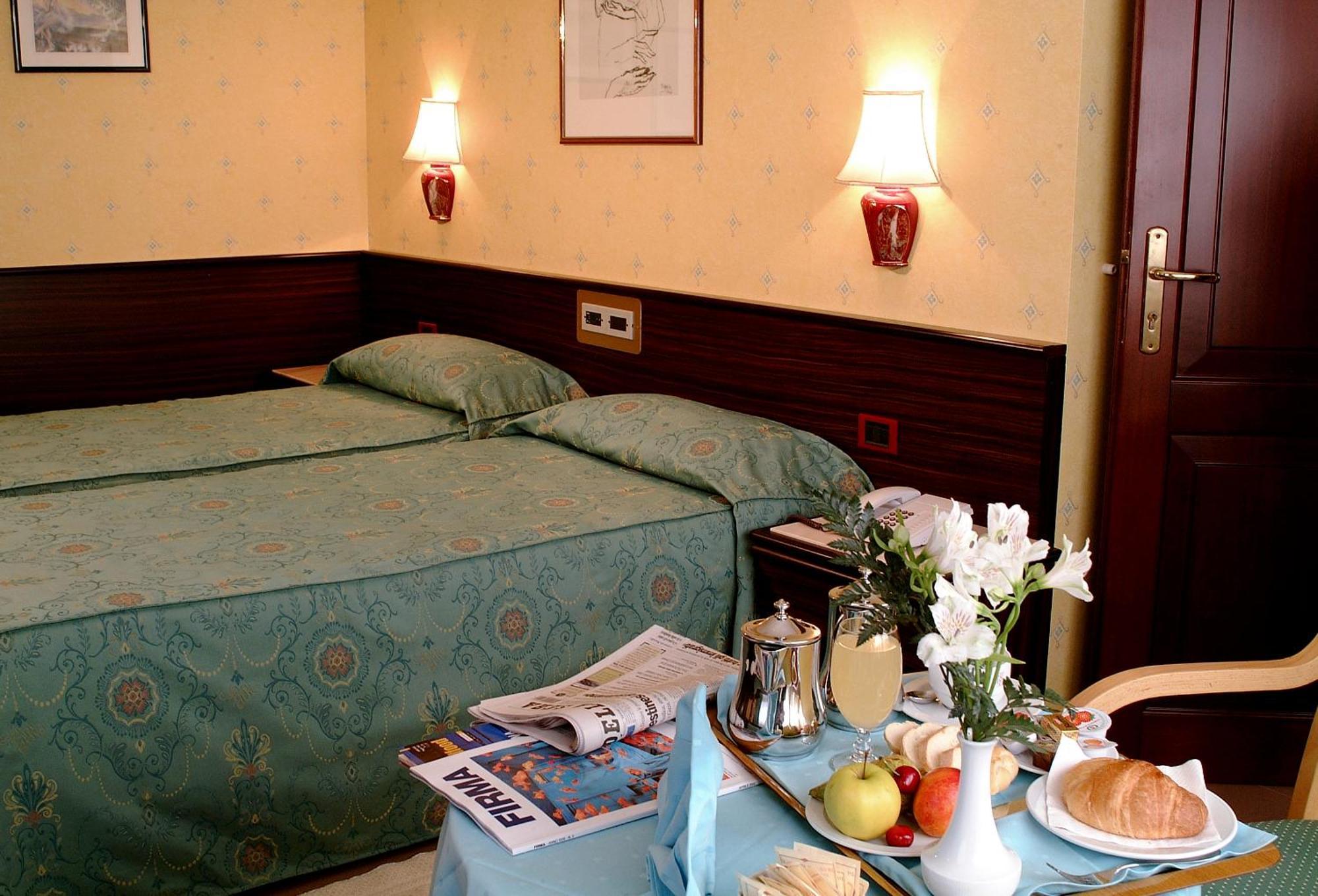 Hotel Leonardo Da Vinci Сассари Экстерьер фото