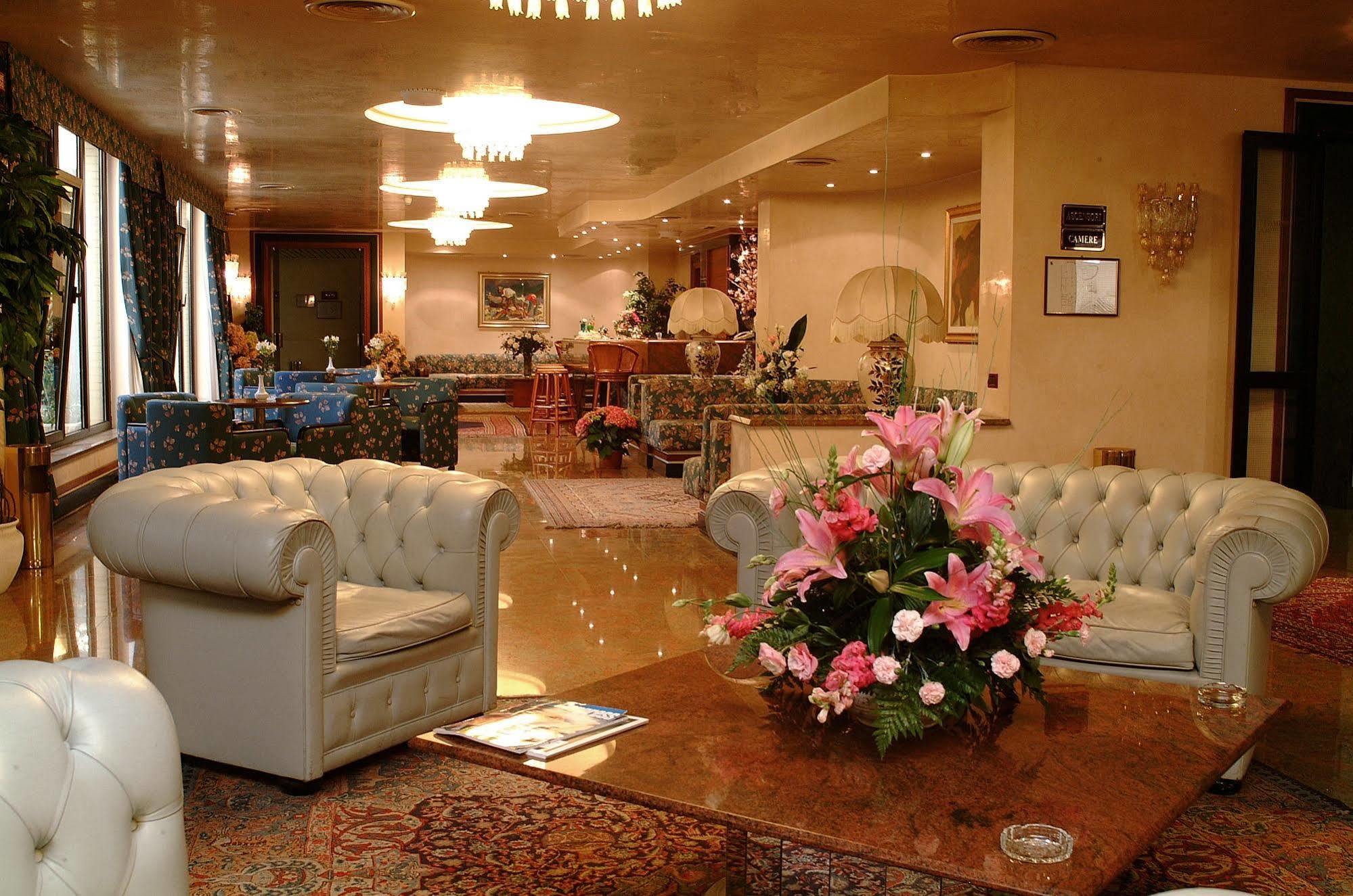 Hotel Leonardo Da Vinci Сассари Экстерьер фото