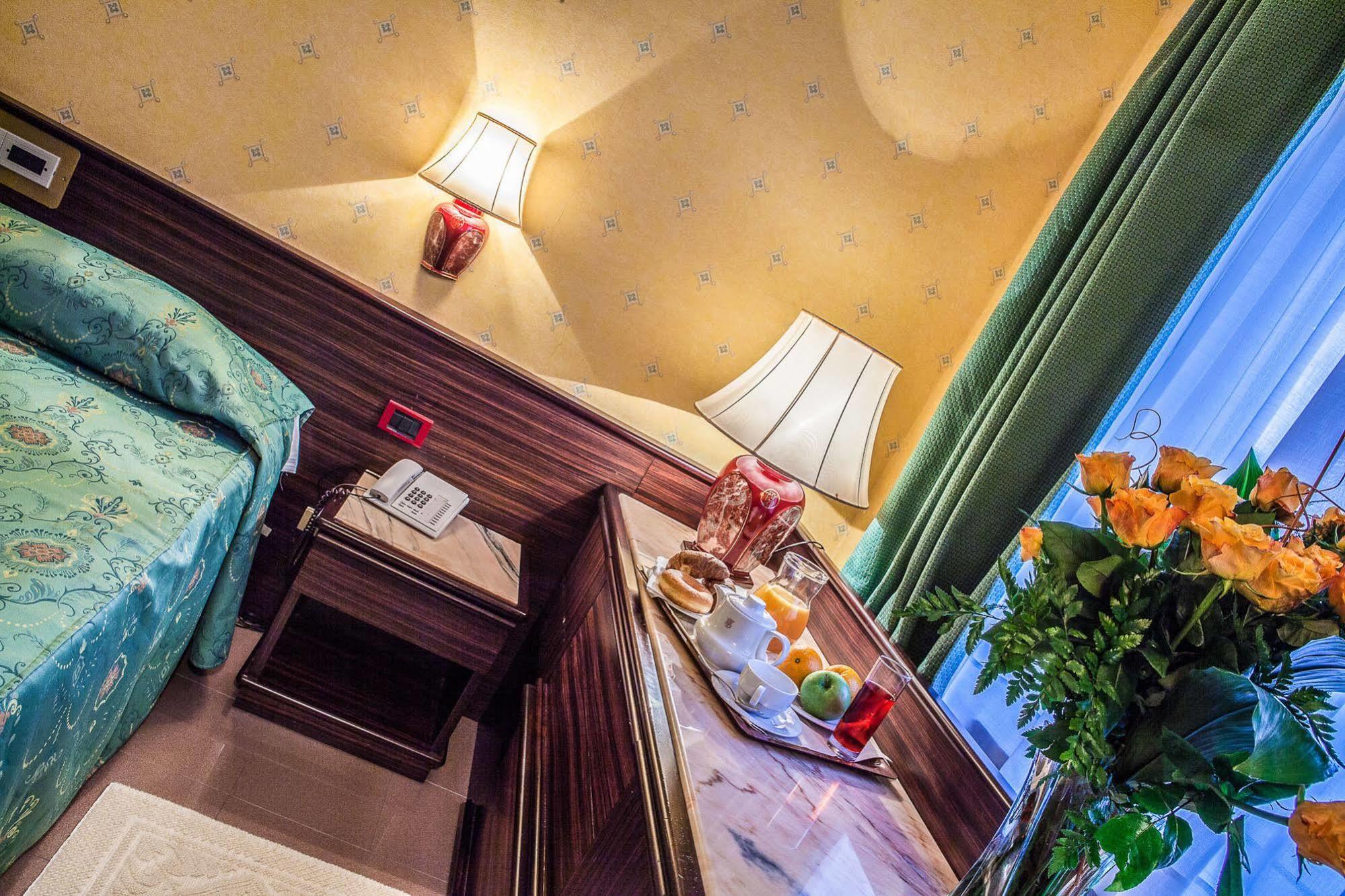 Hotel Leonardo Da Vinci Сассари Экстерьер фото