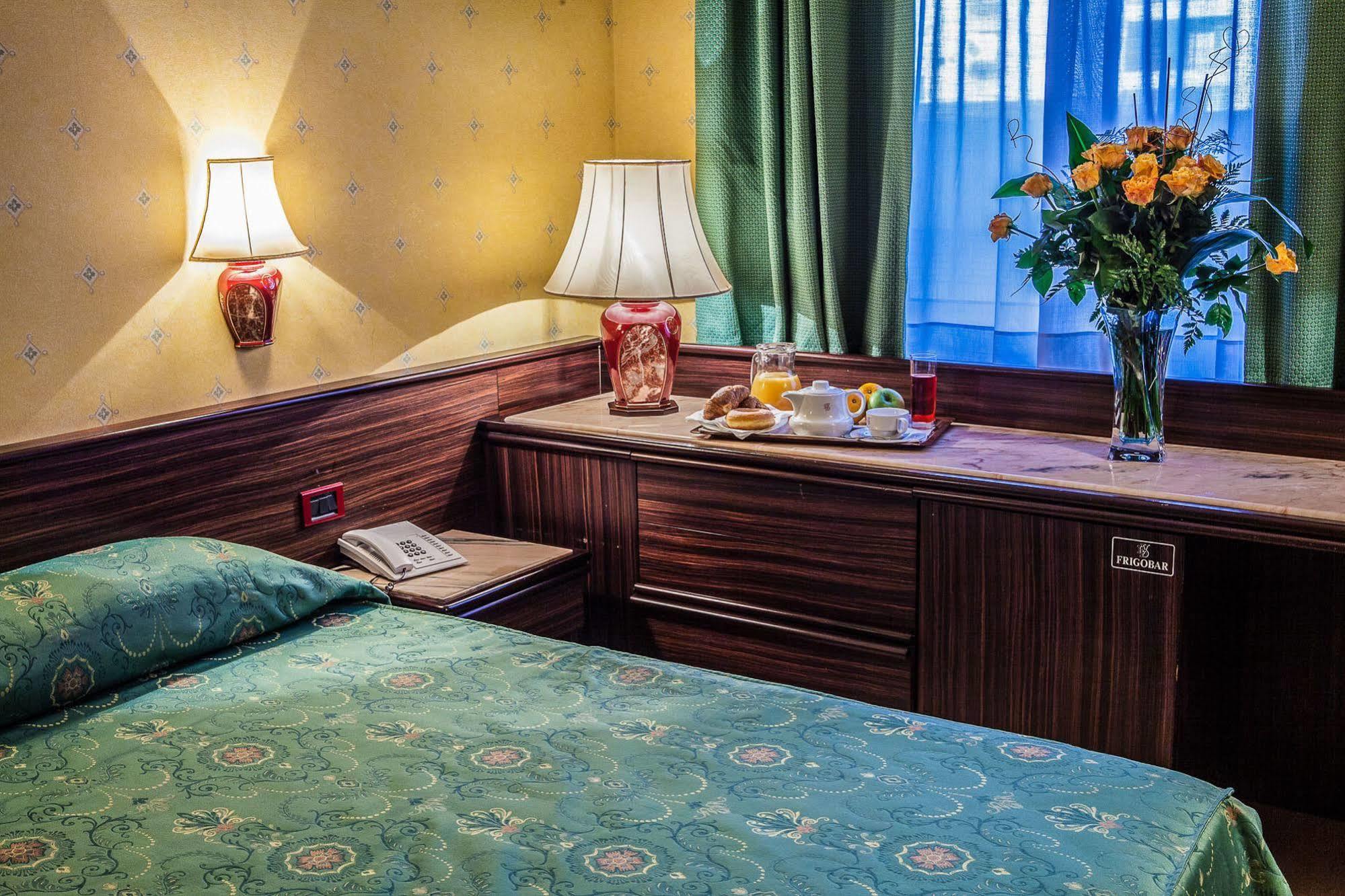 Hotel Leonardo Da Vinci Сассари Экстерьер фото