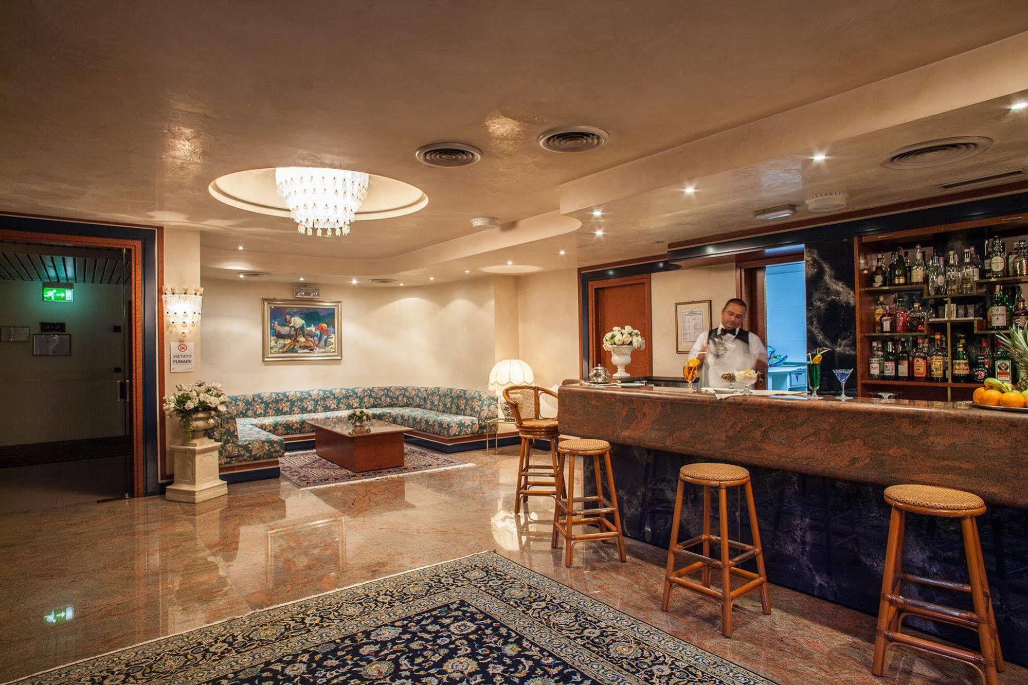 Hotel Leonardo Da Vinci Сассари Экстерьер фото